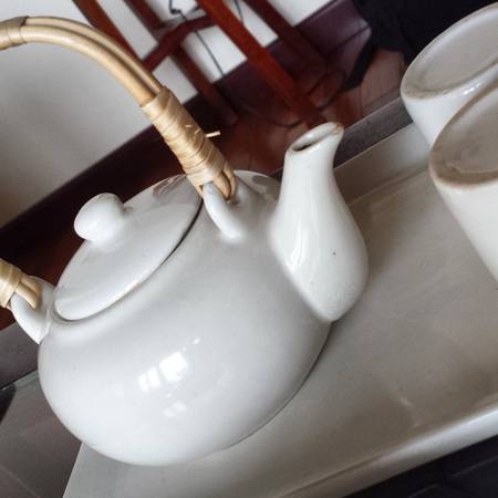 Bình trà được chuẩn bị sẵn trong phòng nghỉ của du khách