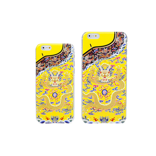 Mỗi chiếc vỏ điện thoại có giá 8 USD (khoảng 180.000 đồng), được in hình giống với “long bào” mà các vị hoàng đế từng mặc.