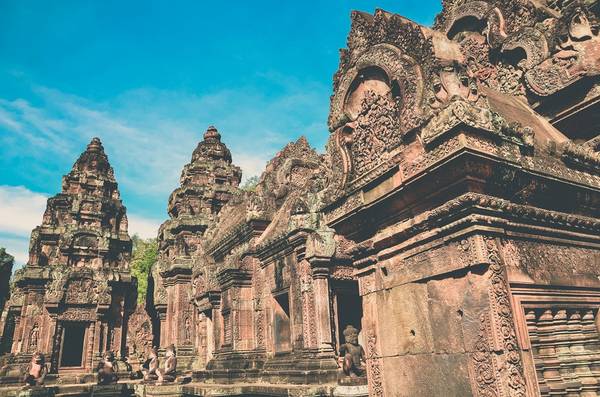 Ngôi đền cuối cùng, bé nhỏ nhất và nổi tiếng xinh đẹp trong quần thể Angkor là Banteay Srei. Đây không phải là một ngôi đền điển hình ở Angkor, vì nó nằm xa những di tích lớn khoảng 25 km.