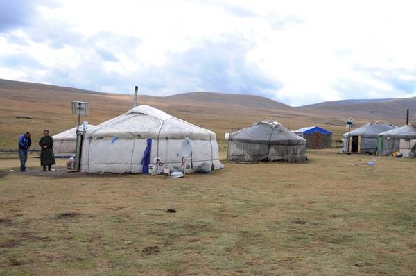 Nét hấp dẫn trong lịch sử và văn hoá Mông Cổ chính là cuộc sống nhà lều (người địa phương gọi là Ger) trên thảo nguyên mênh mông. Điều này hầu như không thể tìm thấy ở bất kỳ nơi nào trên trái đất, kể cả Tây Tạng và Nội Mông. Dân số nước này chỉ có hơn 3 triệu, trong khi thủ đô đã chiếm hơn 1,5 triệu nên số còn lại trải đều trên khắp diện tích bao la. Họ ở trong những căn nhà lều của mình với lối du mục đây đó.