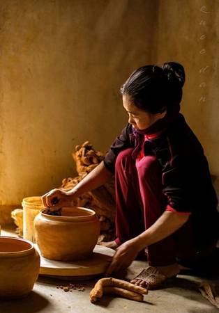 Các sản phẩm của làng gốm Trù Sơn đều được làm thủ công, yêu cầu sự khéo léo, điêu luyện, trong đó phần lớn công đoạn tạo thành sản phẩm đều do phụ nữ trong làng đảm nhận.