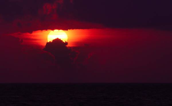 Mặt trời lặn đôi khi trông như một quả cầu lửa, có lúc lại mang màu sắc lòng đỏ một quả trứng.