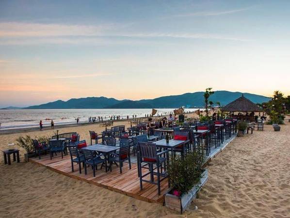Khác với những quán bar bãi biển khác của Việt Nam, Surf Bar mang đến cho bạn một không gian khá nhẹ nhàng nằm trên ven biển Xuân Diệu thuộc thành phố Quy Nhơn. 