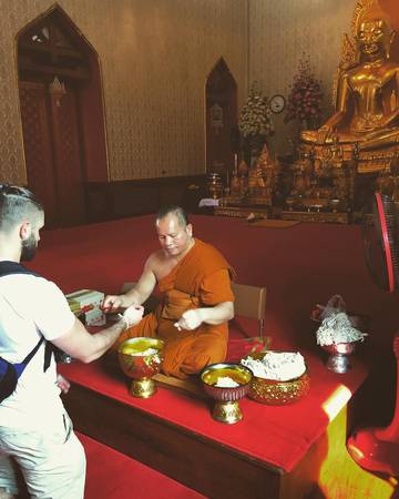 Nhiều du khách đến đây thường xin lộc may mắn từ các vị sư trong chùa. Ảnh:  fit_architect