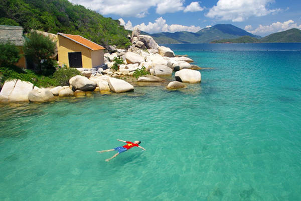 Đảo Hòn Ông ở Nha Trang còn được biết đến với tên gọi là đảo Cá Voi. 