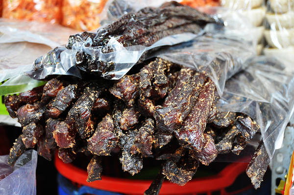 Khô trâu gác bếp là một trong những món độc đáo nhất của chợ Miên. Trâu được cắt miếng dài khoảng 50 cm, tẩm ướp gia vị đặc biệt và xông khói nên có mùi vị thơm ngon khi nướng.