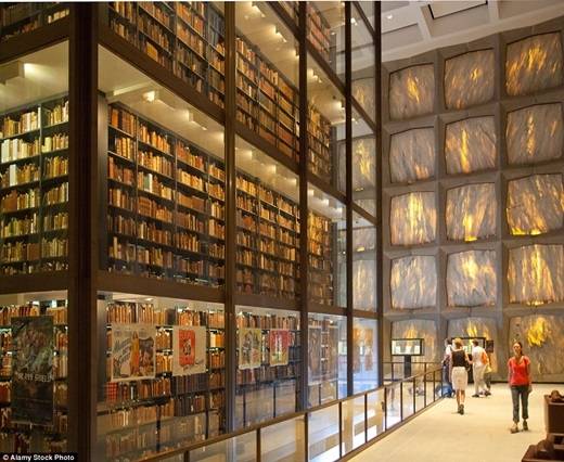  Thư viện sách hiếm Beinecke ở đại học Yale chứa những bản in đầu tiên của nhiều sách quý và bản viết tay, được lưu trữ và bảo quản cẩn thận trong một mạng lưới kệ sách bằng kính hiện đại. (Nguồn: Daily Mail)
