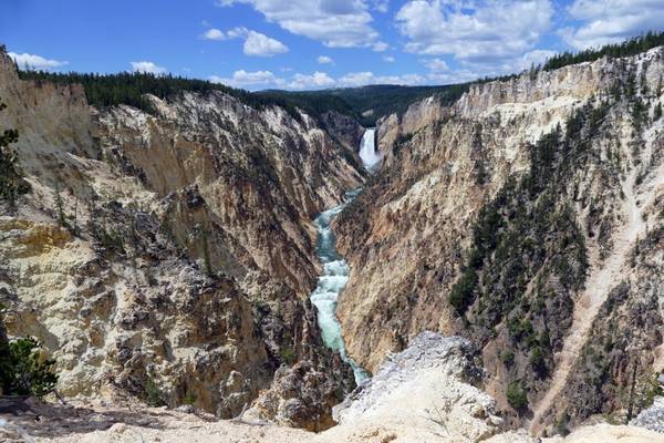 Yellowstone cũng có một Grand Canyon: Grand Canyon không chỉ có ở Arizona, mà còn có một người anh em tại Yellowstone. Hẻm đá bị sông Yellowstone bào mòn, sâu 300 m, rộng khoảng 450 m, và dài khoảng 32 km. Một trong những khung cảnh đẹp nhất ở Yellowstone nằm tại hẻm núi ở Artist Point.