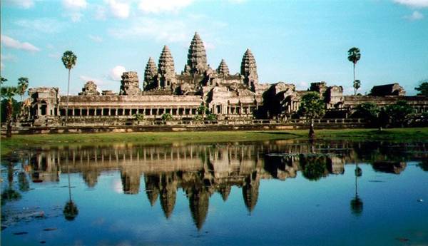 Ngôi đền này được xây dựng bởi người Khmer và được coi là một trong những kiệt tác kiến trúc trên thế giới. Ngôi đền có ba tầng, ở giữa là tòa tháp cao nhất lên tới 65m, xung quanh là 4 tòa tháp nhỏ hơn với những bức tượng và phù điêu mô tả các vị thần rải rác khắp nơi.