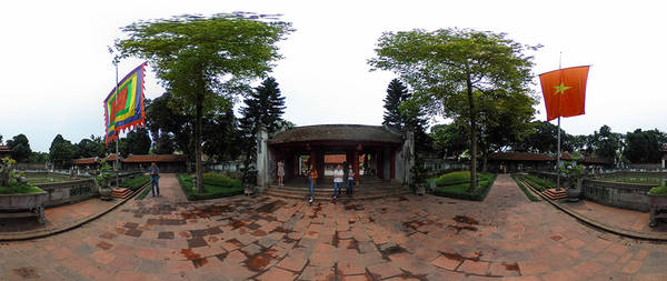 Đại Thành Môn là cánh cổng thứ ba nối giữa khu vực Ao Văn, bia Tiến sĩ với khu vực điện thờ. Cửa Đại Thành (cửa của sự thành đạt lớn lao) mở đầu cho khu vực của những kiến trúc chính, nơi thờ Khổng Tử, Chu Công...