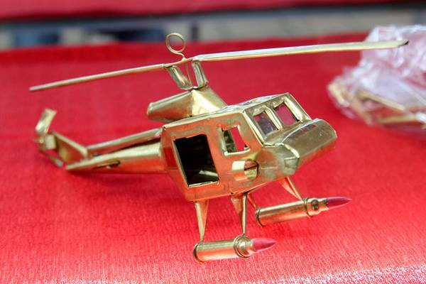 Đặc biệt nhất là mô hình chiếc máy bay trực thăng được gia công chi tiết và khéo léo có giá 350.000 đồng/chiếc.