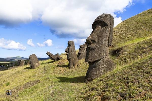 Hòn đảo này nổi tiếng với những bức tượng hình người bằng đá - được gọi là Moai, tuổi thọ khoảng 6.000 năm. Các pho tượng Moai nằm rải rác ở khắp nơi trên đảo, chứa đựng nhiều câu chuyện kỳ bí, thách thức sự khám phá của khách du lịch.