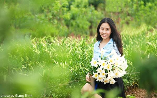 Cũng tìm đến vườn hoa loa kèn dịp này, Thiên Hương cho biết cô rất thích loài hoa của tháng 4 nên không năm nào bỏ qua cơ hội tới đây chụp ảnh.