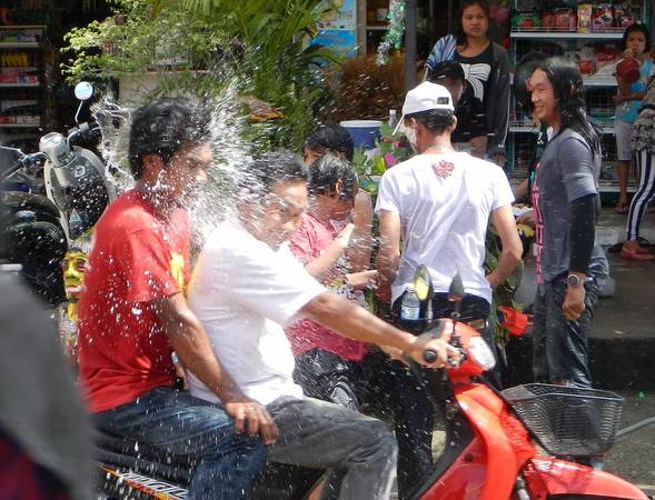 Thái Lan: Diễn ra vào 13-15/4 hàng năm, lễ hội Songkran ở Thái Lan nổi tiếng với màn té nước và các bữa tiệc đường phố tưng bừng kéo dài cả tuần. Cũng như các nước láng giềng, người dân Thái Lan thường trở về bên gia đình, đi chùa và dọn dẹp nhà cửa. Ảnh: Pattaya Unlimited.
