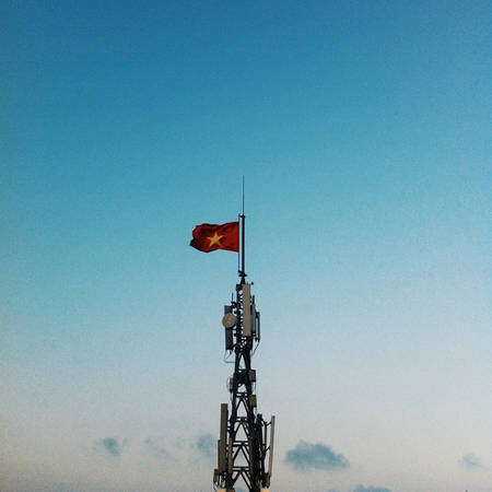 Lá cờ đỏ sao vàng từ một người thợ mỏ đã anh dũng cắm lên trong những năm kháng chiến chống Pháp vẫn luôn tung bay trong gió trên đỉnh núi Bài Thơ