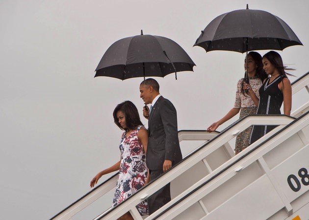 Trời mưa nhưng gia đình ông Obama vẫn dành thời gian tới thăm các điểm tham quan nổi tiếng ở khu Old Hanava trong chuyến thăm Cuba ngày 20/3. 
