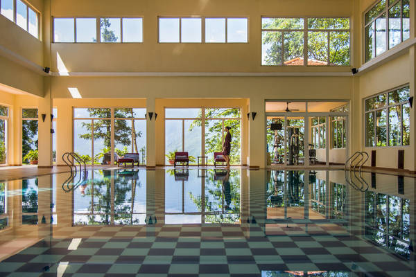 Hồ bơi trong nhà được bao bọc xung quanh bằng kính, nên từ đây du khách có thể vừa tắm táp vừa nhìn ngắm khung cảnh xung quanh. 