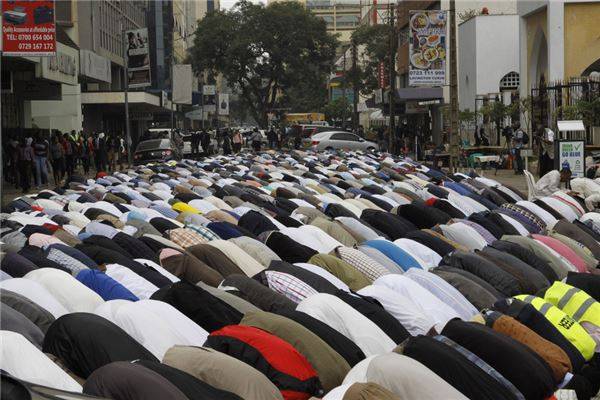 6. Đàn ông Hồi giáo ở Kenya đang cầu nguyện trong ngày thứ sáu đầu tiên của tháng Ramadan, tại nhà thờ Hồi giáo Jamia ở Nairobi, Kenya. Ảnh: Khalil Senosi / AP
