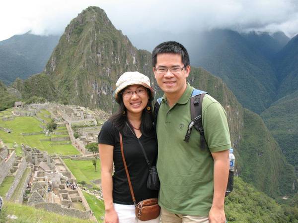 Du lịch Mỹ - Anh Hiển chụp hình cùng vợ trong một chuyến du lịch.