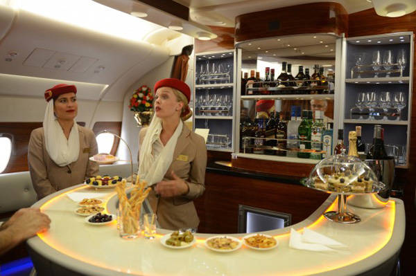 Phục vụ ăn uống trên A380 của Emirates Airline 
