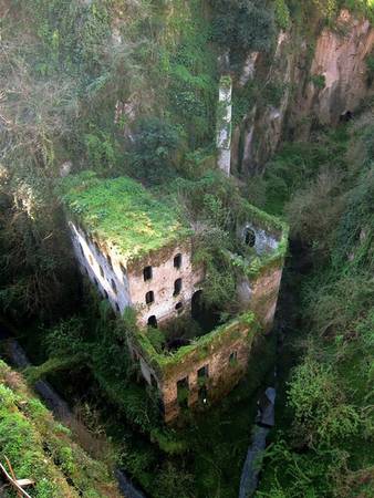 <strong>Nhà máy ma </strong> ở Italy đã bị bỏ hoang từ năm 1866. Độ ẩm cao đã khiến nơi này nhanh chóng bị phủ rêu và mang một màu sắc lạnh lẽo.