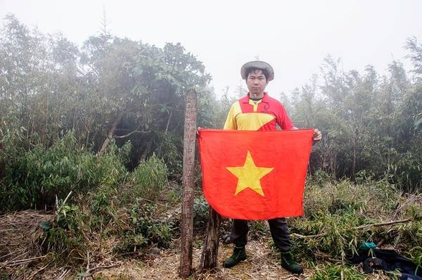 Trên biên giới Việt - Trung, đỉnh Pu Si Lung nằm ở độ cao 3.083 m và là ngọn núi cao nhất án ngữ nơi biên cương Tổ quốc. Núi nằm sâu trong những khu rừng rậm thuộc xã Pa Vệ Sử, huyện Mường Tè, tỉnh Lai Châu. Quãng đường rất dài, băng rừng già vượt suối sâu và phải được sự cho phép của đồn biên phòng Pa Vệ Sử khiến cho đây trở thành một trong những mốc khó chinh phục nhất.