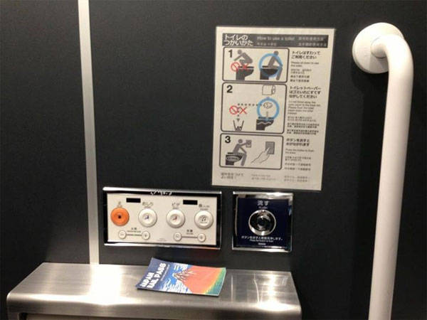 Nhiều hướng dẫn chi tiết về cách sử dụng WC bằng cả tiếng Nhật, tiếng Anh và hình minh họa.