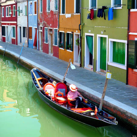 Mặc dù không có những công trình kiến trúc đồ sộ, đặc sắc nhưng Burano thanh bình được ví như phiên bản thu nhỏ của Venice với nhiều con kênh, rạch chạy dọc, ngang dãy phố. Ảnh: Huffingtonpost.com