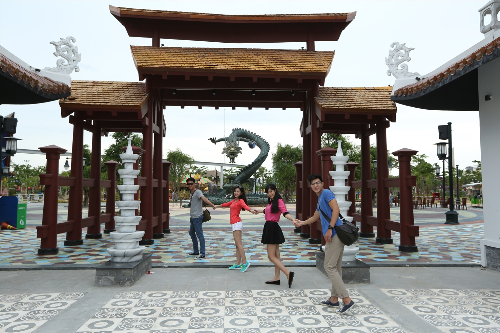 Đến Asia Park dịp đầu năm mới, du khách còn được dạo chơi trong không gian châu Á lung linh kỳ ảo, rực rỡ sắc màu của hàng loạt tuyệt tác kiến trúc như Cổng Thành, Tháp Đồng hồ, Sun Wheel, Thuyền rồng, tượng Phật…