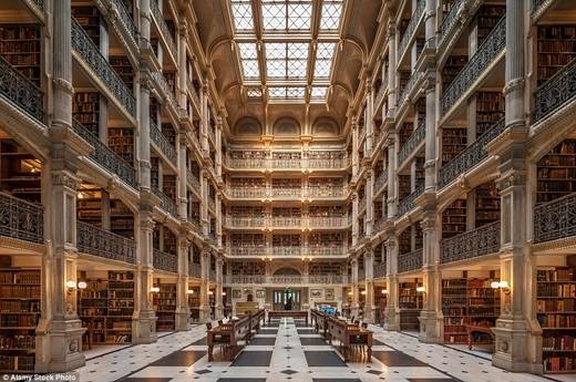 Thư viện 6 tầng Baltimore George Peabody là một trong những thư viện đẹp nhất thế giới, chứa 300.000 đầu sách có niên đại từ thế kỉ 18 đến thế kỉ 19. (Nguồn: Daily Mail)