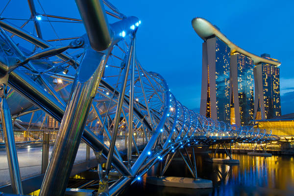 Helix là một trong những cây cầu dễ nhận biết nhất thế giới bởi kiến trúc độc đáo hình xoắn ốc. Cây cầu đi bộ này dài 280m được làm từ thép không gỉ nối trung tâm Marina với khu vực Nam Marina. Ban đêm, cầu được thắp sáng soi bóng xuống mặt nước thu hút nhiều du khách tới tham quan. Ảnh: Shutter wide shut