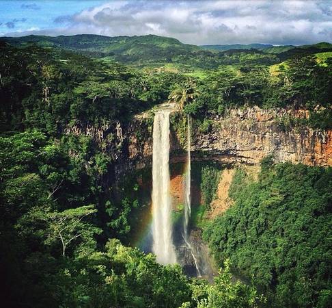 Cole Rise (@colerise) là phi công kiêm nhiếp ảnh gia. Những bức ảnh của anh khiến ta muốn nhảy ngay lên một máy bay và tới đó. Trong ảnh là thác Chamarel ở Mauritius.