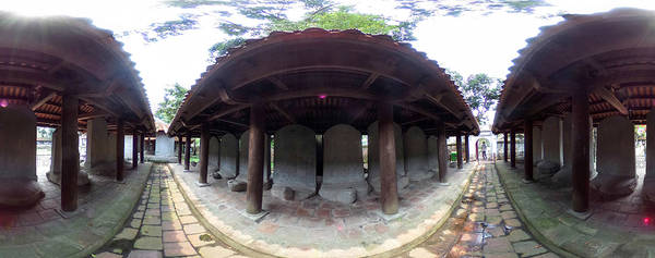 Khu vực hai bên trái phải của Giếng Thiên Quang là 82 tấm bia Tiến sĩ, ghi họ tên, quê quán 1304 vị Tiến sĩ của 82 khoa thi từ 1442 - 1779 gồm 81 khoa triều Lê và 1 khoa triều Mạc được đặt trên lưng rùa.