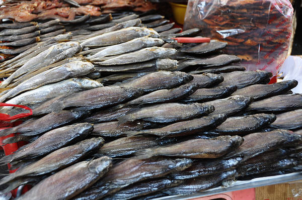 Chợ cũng bày bán nhiều khô cá sặc. Đặc điểm của khô cá sặc Campuchia là vị mặn vừa phải, con cá khô vừa tươi vừa khô ráo. Đây là loại nguyên liệu phù hợp cho món gỏi xoài.
