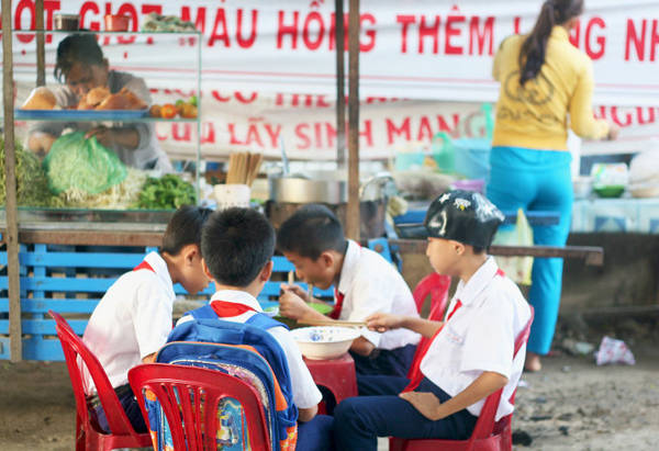 Lũ trẻ ăn sáng trước khi vào giờ học - Ảnh: Minh Đức