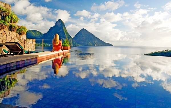 20. Khép lại danh sách những bể bơi trong mơ là màu xanh dịu mát của khách sạn The Du Cap Eden Roc, Pháp.