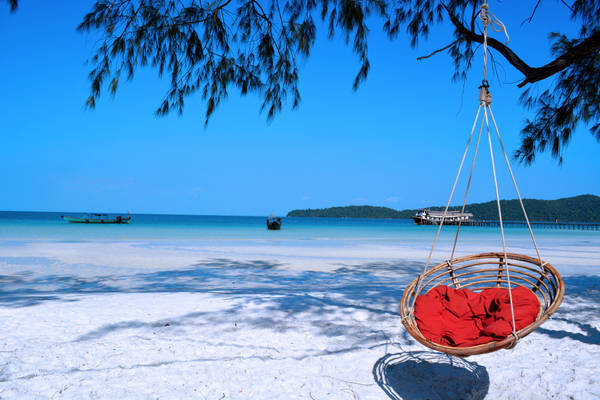 Những bờ cát trắng xóa nối dài bao quanh lòng biển trong xanh của Koh Rong sẽ mang lại cho bạn cảm giác thư giãn thoải mái. Ảnh: Ben bruce