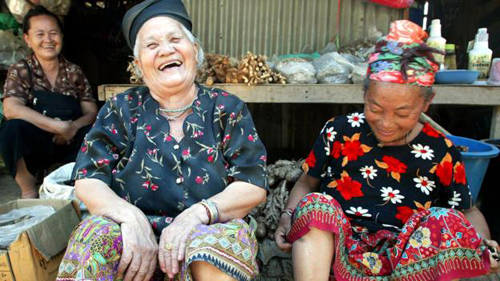 Nụ cười rạng rỡ của những người phụ nữ Thái lớn tuổi khi được du khách chụp hình.