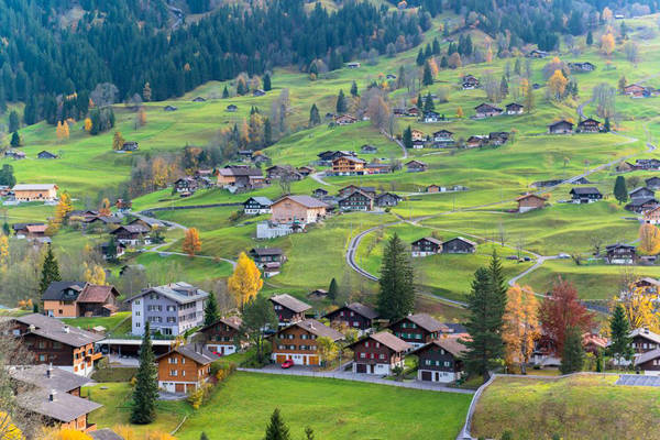 Những ngôi nhà nhỏ trên thảo nguyên ở Thụy Sĩ.