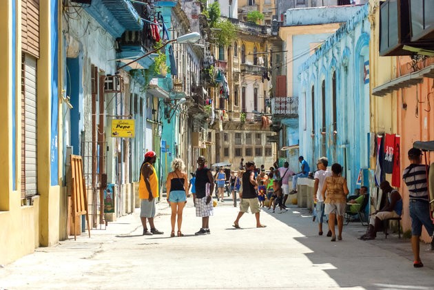 Người dân địa phương trên phố San Miguel thuộc khu Old Havana.