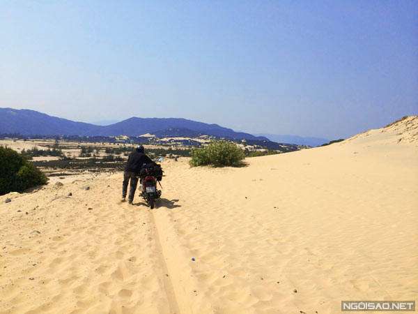 Đồi cát đoạn từ Đầm Môn đến nhà chú Hai là một chướng ngại vật thực sự "khó nhằn".