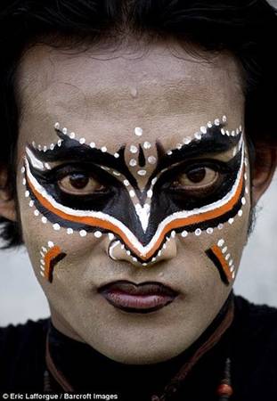 Một người đàn ông Indonesia với khuôn mặt được tô vẽ tham dự Lễ hội Borobudur, đảo Java, Indonesia.