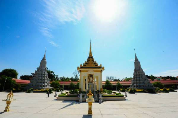 Trước cổng chùa Vàng chùa Bạc hoàng cung Campuchia.