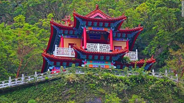 Đền Trường Xuân nằm trong Vườn quốc gia Taroko ở thị trấn Xiulin, tỉnh Hualien, Đài Loan. Đây là một trong những địa điểm đẹp như tranh vẽ khiến bất cứ du khách nào từng ghé qua đây cũng trầm trồ, ngỡ ngàng trước vẻ đẹp thiên phú của công trình này.