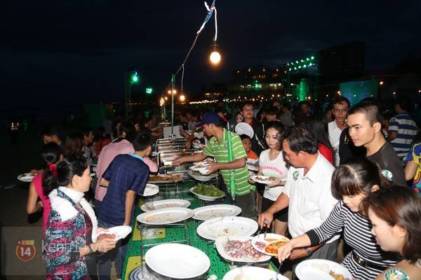 Du lich Vung Tau - Bàn tiệc hải sản dài 777m
