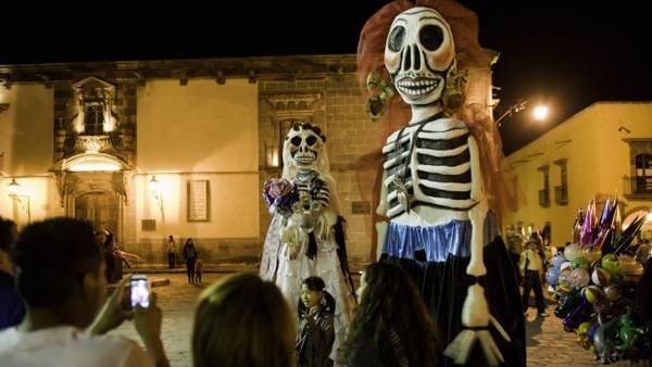 Lễ hội Dia de Los Muertos (Ngày của những người chết) là một trong những lễ hội độc đáo nhất ở Mexico.