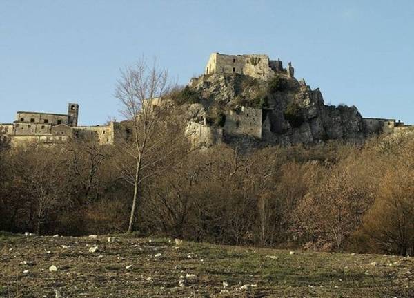 Thị trấn Rocchetta al Volturno từng là tu viện lớn.