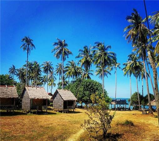 Bạn không cần đặt phòng trước vì đảo khá vắng nên luôn có sẵn bungalow hay phòng trống. (Ảnh: Instagram)