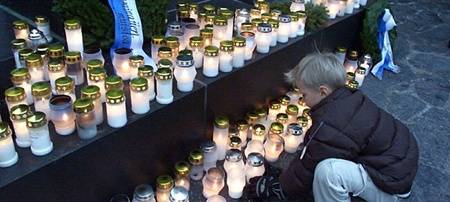 Trẻ em Phần Lan theo bố mẹ thăm viếng mộ người thân