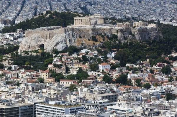 Thành cổ Acropolis nổi bật giữa Athens. (Ảnh: Imgur)
